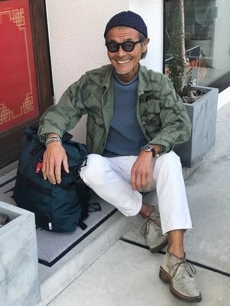 50 Jährige: Olivgrüne Camouflage Shirtjacke kombinieren – 9 Herren Outfits: Erwägen Sie das Tragen von einer olivgrünen Camouflage Shirtjacke und weißen Jeans für ein bequemes Outfit, das außerdem gut zusammen passt. Vervollständigen Sie Ihr Look mit grauen Chukka-Stiefeln aus Wildleder.