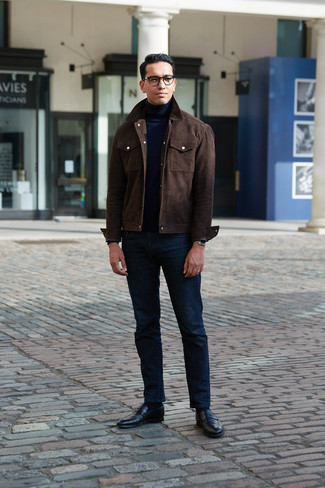 Welche Jeans mit brauner Shirtjacke zu tragen – 210 Smart-Casual Herren Outfits: Kombinieren Sie eine braune Shirtjacke mit Jeans, um einen lockeren, aber dennoch stylischen Look zu erhalten. Fühlen Sie sich ideenreich? Komplettieren Sie Ihr Outfit mit schwarzen Leder Slippern.