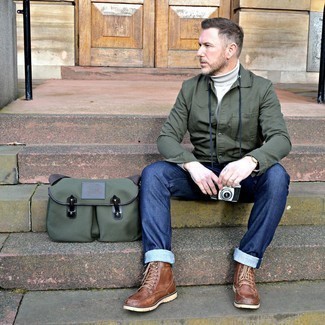 30 Jährige: Reisetasche kombinieren – 465 Herren Outfits: Für ein bequemes Couch-Outfit, tragen Sie eine olivgrüne Shirtjacke und eine Reisetasche. Eine braune Lederfreizeitstiefel sind eine einfache Möglichkeit, Ihren Look aufzuwerten.