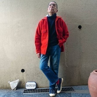 Rote Wollshirtjacke kombinieren – 12 Herren Outfits: Paaren Sie eine rote Wollshirtjacke mit blauen Jeans für ein sonntägliches Mittagessen mit Freunden. Wenn Sie nicht durch und durch formal auftreten möchten, entscheiden Sie sich für dunkelblauen Segeltuch niedrige Sneakers.