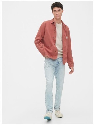 Rosa Shirtjacke kombinieren – 38 Herren Outfits: Kombinieren Sie eine rosa Shirtjacke mit hellblauen Jeans für ein sonntägliches Mittagessen mit Freunden. Fühlen Sie sich mutig? Komplettieren Sie Ihr Outfit mit hellbeige Segeltuch niedrigen Sneakers.