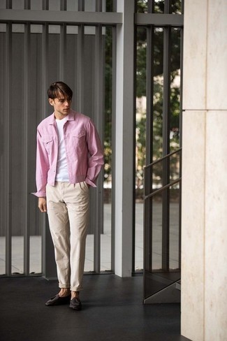 20 Jährige: Slipper kombinieren – 190 Smart-Casual Frühling Herren Outfits: Die Paarung aus einer rosa Shirtjacke und einer hellbeige Chinohose ist eine großartige Wahl für einen Tag im Büro. Entscheiden Sie sich für Slipper, um Ihr Modebewusstsein zu zeigen. Dieser Look ist sehr gut für den Frühling geeignet.