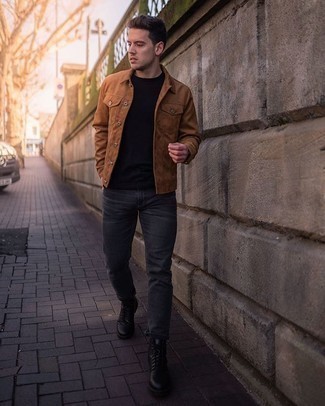 Graue Jeans kombinieren – 500+ Smart-Casual Herren Outfits: Die Paarung aus einer rotbraunen Shirtjacke aus Wildleder und grauen Jeans ist eine komfortable Wahl, um Besorgungen in der Stadt zu erledigen. Ergänzen Sie Ihr Look mit einer schwarzen Lederfreizeitstiefeln.