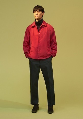 Rote Shirtjacke kombinieren – 51 Casual Herren Outfits: Paaren Sie eine rote Shirtjacke mit einer schwarzen Chinohose für einen für die Arbeit geeigneten Look. Wählen Sie die legere Option mit schwarzen hohen Sneakers aus Segeltuch.