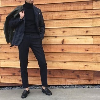 Dunkelblaues Sakko mit Vichy-Muster kombinieren – 33 Herren Outfits: Vereinigen Sie ein dunkelblaues Sakko mit Vichy-Muster mit einer dunkelblauen Anzughose für eine klassischen und verfeinerte Silhouette. Schwarze Leder Slipper sind eine großartige Wahl, um dieses Outfit zu vervollständigen.