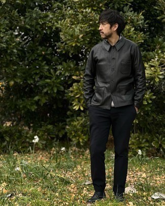 Schwarze Chinohose kombinieren – 500+ Herren Outfits: Kombinieren Sie eine schwarze Shirtjacke aus Leder mit einer schwarzen Chinohose, um einen modischen Freizeitlook zu kreieren. Eine schwarze Lederfreizeitstiefel sind eine großartige Wahl, um dieses Outfit zu vervollständigen.