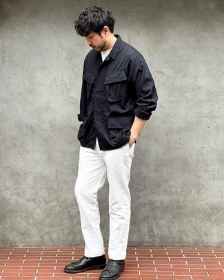 Schwarze Shirtjacke kombinieren – 500+ Herren Outfits: Kombinieren Sie eine schwarze Shirtjacke mit einer weißen Chinohose, wenn Sie einen gepflegten und stylischen Look wollen. Ergänzen Sie Ihr Look mit einer schwarzen Lederfreizeitstiefeln.