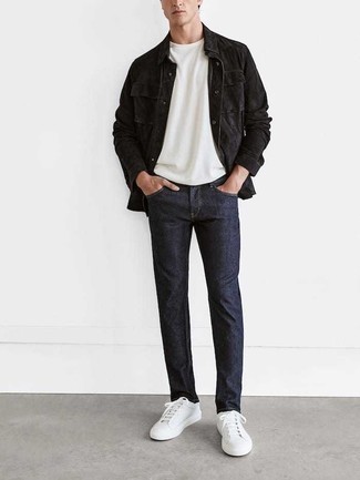 Schwarze Shirtjacke aus Wildleder kombinieren – 10 Herren Outfits: Kombinieren Sie eine schwarze Shirtjacke aus Wildleder mit dunkelblauen Jeans für ein Alltagsoutfit, das Charakter und Persönlichkeit ausstrahlt. Weiße Segeltuch niedrige Sneakers verleihen einem klassischen Look eine neue Dimension.