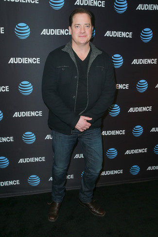 Brendan Fraser trägt schwarze Shirtjacke, schwarzes T-Shirt mit einem V-Ausschnitt, dunkelblaue Jeans, dunkelbraune Chelsea-Stiefel aus Leder