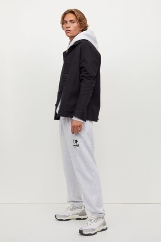 Grauen Trainingsanzug kombinieren – 75 Herren Outfits: Vereinigen Sie einen grauen Trainingsanzug mit einer schwarzen Shirtjacke für ein sonntägliches Mittagessen mit Freunden. Suchen Sie nach leichtem Schuhwerk? Wählen Sie graue Sportschuhe für den Tag.
