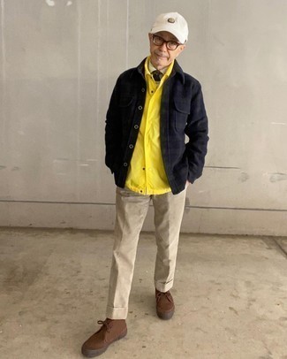 Hellbeige Cord Chinohose kombinieren – 119 Herren Outfits: Kombinieren Sie eine gelbe Shirtjacke aus Nylon mit einer hellbeige Cord Chinohose für Ihren Bürojob. Ergänzen Sie Ihr Look mit braunen Chukka-Stiefeln aus Segeltuch.