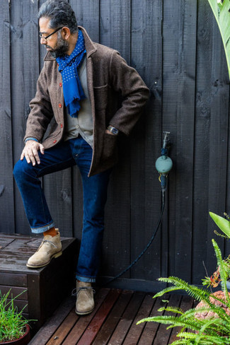 Graue Strickjacke kombinieren – 500+ Herren Outfits: Kombinieren Sie eine graue Strickjacke mit dunkelblauen Jeans, um mühelos alles zu meistern, was auch immer der Tag bringen mag. Ergänzen Sie Ihr Look mit hellbeige Chukka-Stiefeln aus Wildleder.
