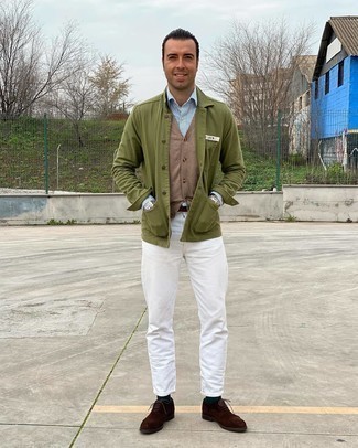 Dunkelbraune Oxford Schuhe kombinieren – 500+ Herren Outfits: Paaren Sie eine olivgrüne Shirtjacke mit weißen Jeans, um mühelos alles zu meistern, was auch immer der Tag bringen mag. Fühlen Sie sich mutig? Wählen Sie dunkelbraunen Oxford Schuhe.
