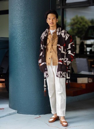Rotbraune Leder Slipper kombinieren – 500+ Herren Outfits: Kombinieren Sie eine beige Shirtjacke mit einer weißen Chinohose für Drinks nach der Arbeit. Fühlen Sie sich ideenreich? Entscheiden Sie sich für rotbraunen Leder Slipper.