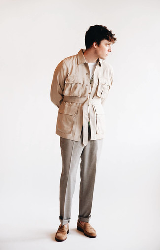 20 Jährige: Graue Anzughose kombinieren – 78 Smart-Casual Herbst Herren Outfits: Kombinieren Sie eine hellbeige Shirtjacke mit einer grauen Anzughose für einen stilvollen, eleganten Look. Vervollständigen Sie Ihr Look mit braunen Wildleder Slippern. Was für eine coole Übergangs-Outfit Idee!