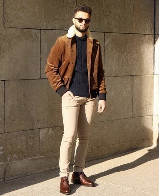 Braune Shirtjacke aus Cord kombinieren – 114 Herren Outfits: Vereinigen Sie eine braune Shirtjacke aus Cord mit hellbeige Jeans für ein bequemes Outfit, das außerdem gut zusammen passt. Braune Chukka-Stiefel aus Leder sind eine gute Wahl, um dieses Outfit zu vervollständigen.
