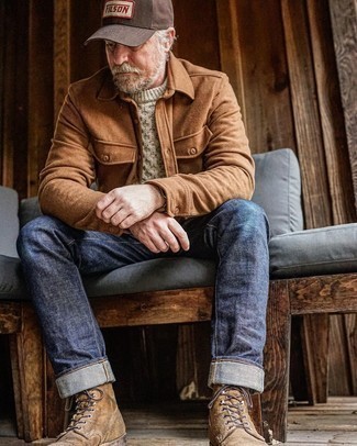 50 Jährige: Outfits Herren 2024: Entscheiden Sie sich für eine braune Wollshirtjacke und dunkelblauen Jeans für einen bequemen Alltags-Look. Eine braune Wildlederfreizeitstiefel sind eine großartige Wahl, um dieses Outfit zu vervollständigen.
