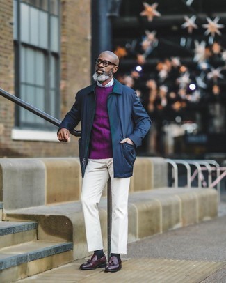 Dunkelblaue Shirtjacke kombinieren – 500+ Herbst Herren Outfits: Kombinieren Sie eine dunkelblaue Shirtjacke mit einer weißen Chinohose, wenn Sie einen gepflegten und stylischen Look wollen. Wählen Sie dunkelroten Leder Slipper mit Quasten, um Ihr Modebewusstsein zu zeigen. Dieser Look ist super für den Herbst geeignet.