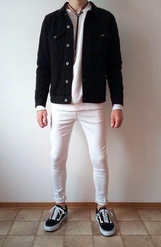 Weiße enge Jeans kombinieren – 222 Herren Outfits: Paaren Sie eine schwarze Shirtjacke mit weißen engen Jeans für ein bequemes Outfit, das außerdem gut zusammen passt. Vervollständigen Sie Ihr Look mit schwarzen und weißen Segeltuch niedrigen Sneakers.
