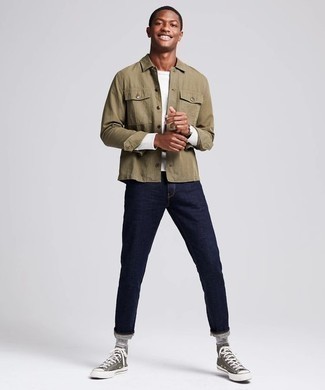 Olivgrüne hohe Sneakers aus Segeltuch kombinieren – 52 Herren Outfits: Kombinieren Sie eine beige Shirtjacke mit dunkelblauen Jeans für einen bequemen Alltags-Look. Fühlen Sie sich ideenreich? Wählen Sie olivgrünen hohe Sneakers aus Segeltuch.