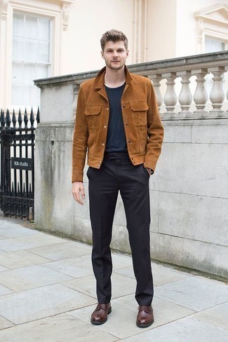 Rotbraune Jacke kombinieren – 1200+ Herren Outfits: Kombinieren Sie eine rotbraune Jacke mit einer dunkelgrauen Anzughose für eine klassischen und verfeinerte Silhouette. Dieses Outfit passt hervorragend zusammen mit braunen Leder Derby Schuhen.