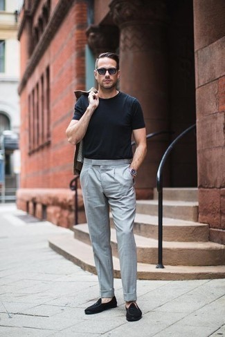 30 Jährige: Welche Shirtjacken mit schwarzer Slipper zu tragen – 107 Smart-Casual Herren Outfits: Kombinieren Sie eine Shirtjacke mit einer grauen Anzughose für einen stilvollen, eleganten Look. Ergänzen Sie Ihr Look mit schwarzen Slippern.