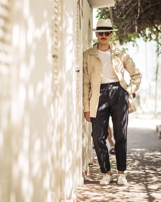Hellbeige Shirtjacke kombinieren – 500+ Herren Outfits: Kombinieren Sie eine hellbeige Shirtjacke mit einer dunkelgrauen Anzughose für eine klassischen und verfeinerte Silhouette. Wählen Sie die legere Option mit weißen Segeltuch niedrigen Sneakers.