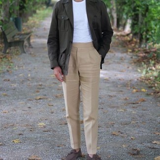 Welche Slipper mit hellbeige Anzughose zu tragen – 500+ Herren Outfits: Kombinieren Sie eine dunkelgrüne Shirtjacke mit einer hellbeige Anzughose für einen stilvollen, eleganten Look. Slipper sind eine ideale Wahl, um dieses Outfit zu vervollständigen.