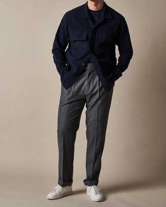 30 Jährige: Turnschuhe kombinieren – 500+ Smart-Casual Frühling Herren Outfits: Kombinieren Sie eine dunkelblaue Wollshirtjacke mit einer dunkelgrauen Wollanzughose für einen stilvollen, eleganten Look. Fühlen Sie sich ideenreich? Vervollständigen Sie Ihr Outfit mit Turnschuhen. Das Outfit ist mega für den Frühling.