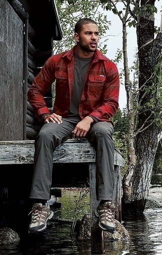 Graue Cargohose kombinieren – 178 Herren Outfits: Kombinieren Sie eine rote Shirtjacke mit Schottenmuster mit einer grauen Cargohose für einen bequemen Alltags-Look. Fühlen Sie sich mutig? Vervollständigen Sie Ihr Outfit mit hellbeige Segeltucharbeitsstiefeln.