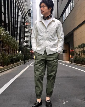 Weiße Shirtjacke kombinieren – 172 Herren Outfits: Kombinieren Sie eine weiße Shirtjacke mit einer olivgrünen Cargohose für ein bequemes Outfit, das außerdem gut zusammen passt. Schwarze Leder Slipper bringen Eleganz zu einem ansonsten schlichten Look.