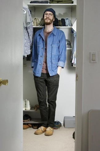 Dunkelgrüne Cargohose kombinieren – 500+ Herren Outfits: Entscheiden Sie sich für eine blaue Shirtjacke aus Jeans und eine dunkelgrüne Cargohose, um mühelos alles zu meistern, was auch immer der Tag bringen mag. Beige Segeltuch niedrige Sneakers liefern einen wunderschönen Kontrast zu dem Rest des Looks.