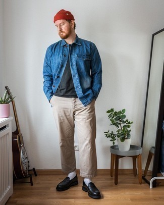 Beige Chinohose kombinieren – 1200+ Herren Outfits: Entscheiden Sie sich für eine dunkelblaue Shirtjacke aus Jeans und eine beige Chinohose für Ihren Bürojob. Schwarze Leder Slipper sind eine einfache Möglichkeit, Ihren Look aufzuwerten.