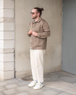 30 Jährige: Weiße und blaue Hose kombinieren – 500+ Frühling Herren Outfits: Kombinieren Sie eine beige Shirtjacke mit einer weißen und blauen Hose, um einen modischen Freizeitlook zu kreieren. Fühlen Sie sich ideenreich? Entscheiden Sie sich für weißen Leder niedrige Sneakers. Der Look ist mega für die Übergangszeit.