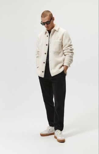 weiße Fleece-Shirtjacke, schwarzes T-Shirt mit einem Rundhalsausschnitt, schwarze Chinohose, weiße Leder niedrige Sneakers für Herren
