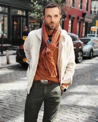 Senf Schal kombinieren – 77 Herren Outfits: Eine hellbeige Shirtjacke und ein senf Schal vermitteln eine sorglose und entspannte Atmosphäre.