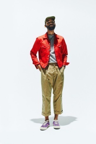 Lila Schuhe kombinieren – 312 Herren Outfits: Vereinigen Sie eine rote Shirtjacke mit einer beige Chinohose, um einen eleganten, aber nicht zu festlichen Look zu kreieren. Wenn Sie nicht durch und durch formal auftreten möchten, ergänzen Sie Ihr Outfit mit hellvioletten Segeltuch niedrigen Sneakers.