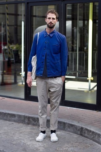 Weiße Shopper Tasche kombinieren – 500+ Herren Outfits: Eine blaue Shirtjacke und eine weiße Shopper Tasche sind eine ideale Outfit-Formel für Ihre Sammlung. Komplettieren Sie Ihr Outfit mit weißen Segeltuch niedrigen Sneakers, um Ihr Modebewusstsein zu zeigen.