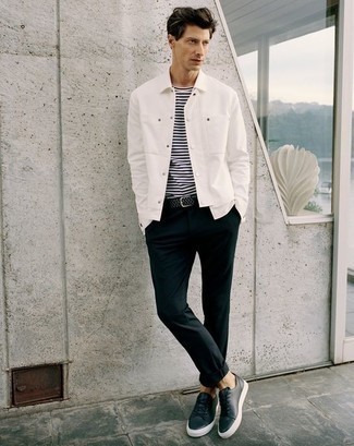 Schwarzen Segeltuchgürtel kombinieren – 215 Herren Outfits: Kombinieren Sie eine weiße Shirtjacke mit einem schwarzen Segeltuchgürtel für einen entspannten Wochenend-Look. Schwarze Leder niedrige Sneakers bringen Eleganz zu einem ansonsten schlichten Look.