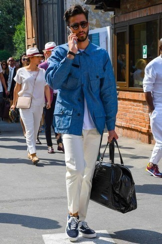 Leder Sporttasche kombinieren – 98 Casual Herren Outfits: Eine blaue Shirtjacke und eine Leder Sporttasche sind das Outfit Ihrer Wahl für faule Tage. Dunkelblaue und weiße Segeltuch niedrige Sneakers bringen Eleganz zu einem ansonsten schlichten Look.