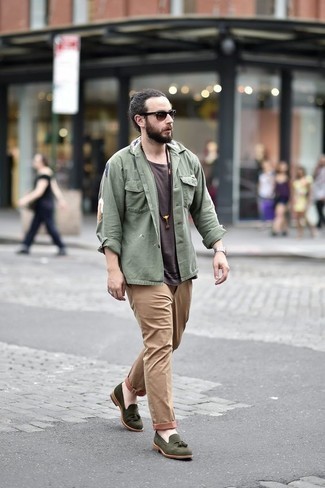 Dunkelgrüne Business Schuhe kombinieren – 226 Herren Outfits warm Wetter: Tragen Sie eine olivgrüne Shirtjacke und eine beige Chinohose, um einen eleganten, aber nicht zu festlichen Look zu kreieren. Fühlen Sie sich mutig? Entscheiden Sie sich für dunkelgrünen Business Schuhe.