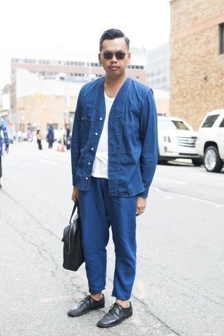 30 Jährige: Blaue Chinohose kombinieren – 500+ Herren Outfits: Kombinieren Sie eine blaue Shirtjacke mit einer blauen Chinohose für einen für die Arbeit geeigneten Look. Fühlen Sie sich mutig? Komplettieren Sie Ihr Outfit mit schwarzen Leder Derby Schuhen.
