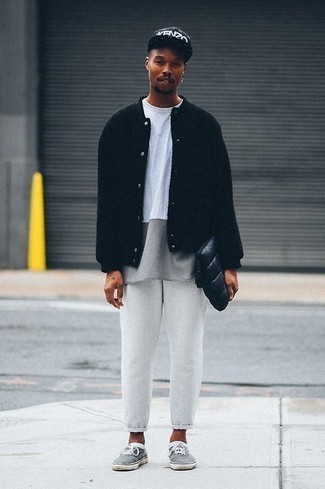 Schwarze Shirtjacke kombinieren – 500+ Herren Outfits: Kombinieren Sie eine schwarze Shirtjacke mit einer grauen Chinohose für einen für die Arbeit geeigneten Look. Suchen Sie nach leichtem Schuhwerk? Ergänzen Sie Ihr Outfit mit grauen Segeltuch niedrigen Sneakers für den Tag.