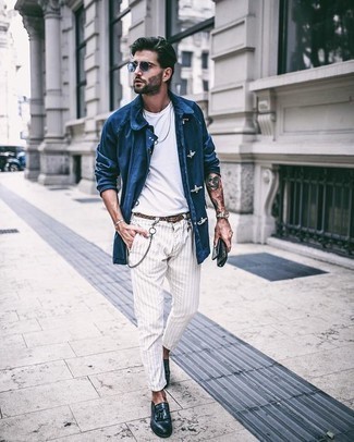 Braunen bedruckten Ledergürtel kombinieren – 10 Herren Outfits: Kombinieren Sie eine blaue Shirtjacke aus Jeans mit einem braunen bedruckten Ledergürtel für einen entspannten Wochenend-Look. Fühlen Sie sich mutig? Wählen Sie dunkelblauen Leder Slipper mit Quasten.