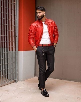 Roten Ledergürtel kombinieren – 122 Herren Outfits: Für ein bequemes Couch-Outfit, kombinieren Sie eine rote Shirtjacke aus Leder mit einem roten Ledergürtel. Fühlen Sie sich mutig? Vervollständigen Sie Ihr Outfit mit schwarzen Leder Slippern.