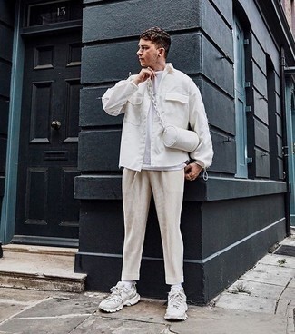 20 Jährige: Weiße Segeltuch Umhängetasche kombinieren – 25 Herren Outfits: Kombinieren Sie eine weiße Shirtjacke mit einer weißen Segeltuch Umhängetasche für einen entspannten Wochenend-Look. Ergänzen Sie Ihr Look mit grauen Sportschuhen.