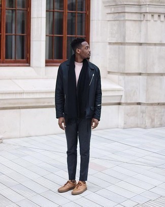 Dunkelblauen Schal kombinieren – 500+ Herren Outfits: Erwägen Sie das Tragen von einer dunkelblauen Shirtjacke und einem dunkelblauen Schal für einen entspannten Wochenend-Look. Entscheiden Sie sich für beige Leder niedrige Sneakers, um Ihr Modebewusstsein zu zeigen.