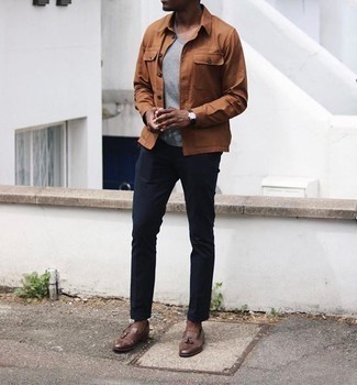 30 Jährige: Braune Shirtjacke kombinieren – 343 Smart-Casual Herren Outfits: Perfektionieren Sie den modischen Freizeitlook mit einer braunen Shirtjacke und einer dunkelblauen Chinohose. Fühlen Sie sich ideenreich? Vervollständigen Sie Ihr Outfit mit braunen Leder Slippern mit Quasten.