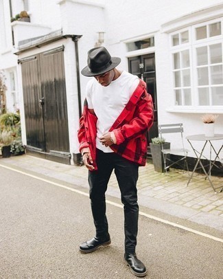 Beige Uhr kombinieren – 500+ Herren Outfits: Entscheiden Sie sich für Komfort in einer roten Flanell Shirtjacke mit Karomuster und einer beige Uhr. Schwarze Chelsea Boots aus Leder putzen umgehend selbst den bequemsten Look heraus.