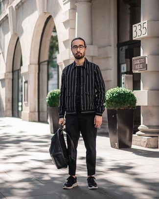 Schwarzen Rucksack kombinieren – 500+ Herren Outfits: Vereinigen Sie eine schwarze und weiße vertikal gestreifte Shirtjacke mit einem schwarzen Rucksack für einen entspannten Wochenend-Look. Ergänzen Sie Ihr Look mit schwarzen und weißen Sportschuhen.